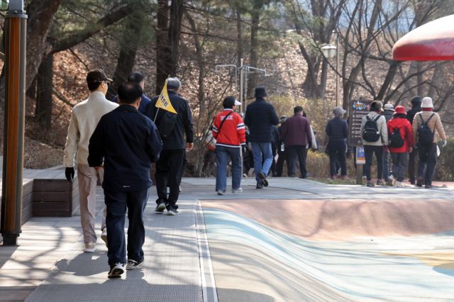 의왕문화원이 주관한 ‘2026 해설 따라 떠나는 왕림마을 옛길걷기’행사에 참여한 시민들이 옛길코스를 따라 걷고 있다. 의왕시 제공