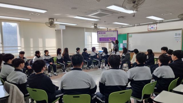 용인 상하중학교에서 평화로운 학급공동체를 만들기 위한 ‘회복적 생활교육 프로그램’을 운영하고 있는 모습. 용인교육지원청 제공