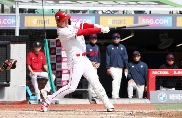 SSG 랜더스의 오태곤이 23일 인천 SSG랜더스필드에서 열린 롯데 자이언츠와 시범경기 홈 경기서 2회말 솔로홈런을 때려내고 있다. SSG 제공