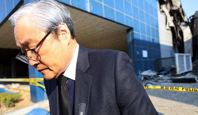 대형 화재로 74명의 사상자가 발생한 대전 안전공업의 손주환 대표이사가 23일 오후 합동 감식과 압수수색이 진행 중인 안전공업 본사를 떠나고 있다. 연합뉴스