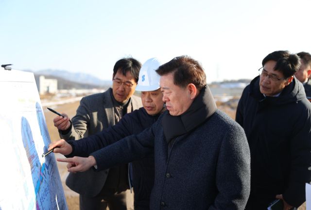 박승원 광명시장이 최근 광명시흥 테크노밸리 공사현장을 방문해 진행현황을 점검하고 있다. 광명시 제공