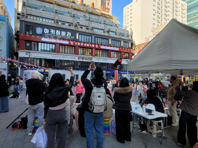 부천시민들이 부천역 피노키오광장에서 인플루언서 크림서현과 랜덤댄스 챌린지 참여자들의 공연을 관람하고 있다. 부천시 제공