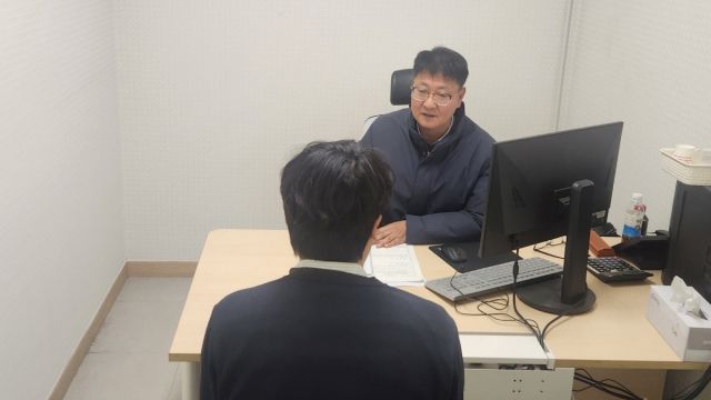 고양시 무룔법률상당실에서 한 상담위원이 상담을 진행하고 있다. 고양특례시 제공