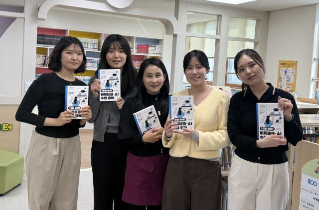 이천 마장초 교사들이 디지털 창의역량 실천 및 학생맞춤교육 선도학교 운영 성과를 엮어 ‘10분 뚝딱 AI, 에듀테크 활용 수업’ 책자를 출간했다. 마장초 제공