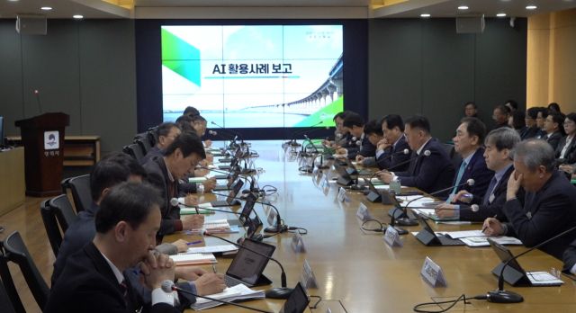 최근 평택시가 시청 대회의실에서 열린 간부회의에서 AI 활용사례를 공유하고 있다. 평택시 제공