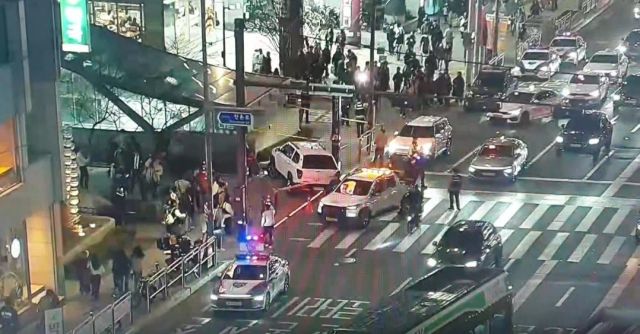 23일 저녁 서울 마포구 홍대입구역 인근에서 발생한 스포츠유틸리티차(SUV) 인도 돌진 사고 모습. 연합뉴스