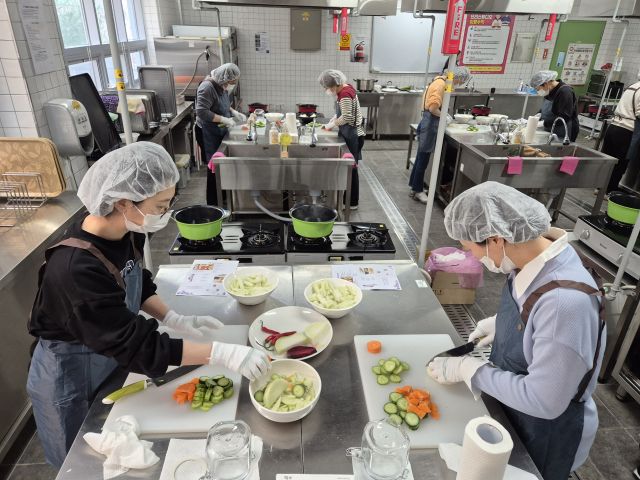 화성오산교육지원청이 실시한 신규 조리종사자 직무연수에서 참석자들이 실습을 하고 있다. 화성오산교육지원청 제공