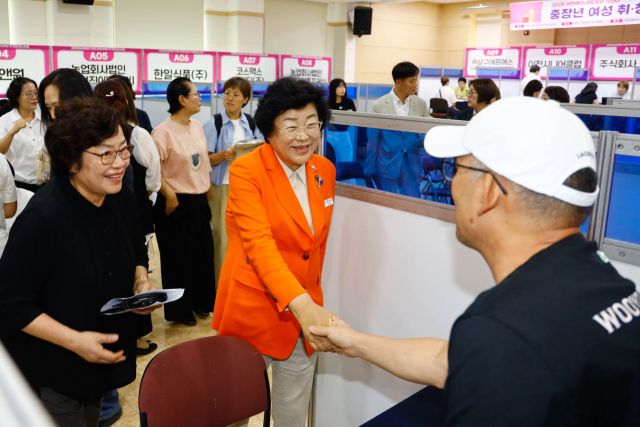 이천여성새로일하기센터가 지난해 9월 어린이도서관과 여성회관에서 개최한 중장년 여성 취창업 페스티벌에서 김경희 시장이 참가자와 악수를 나누고 있다. 이천시 제공
