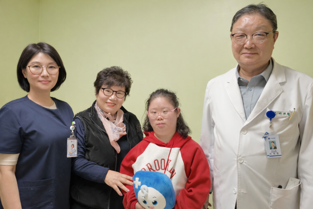 오래도록 병마와 사투를 벌이다 부천세종병원에서 치료받고 건강을 되찾은 백공주씨(오른쪽 두 번째)가 의료진과 기념촬영을 하고 있다. 부천세종병원 제공