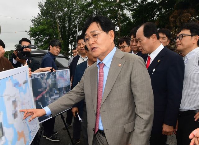 지난해 계양~강화 고속도로 건설사업 현장 점검에 나선 박용철 강화군수. 강화군 제공