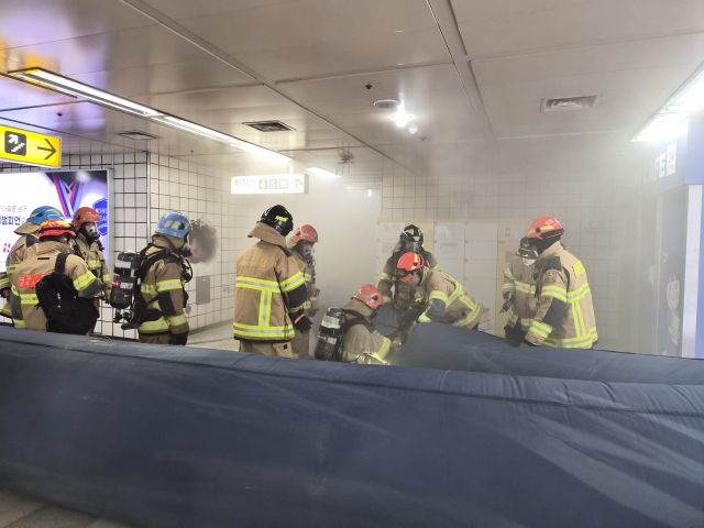 23일 낮 12시 5분께 대구 달서구 도시철도 1호선 진천역 지하 환기실에서 냉각탑 절단 작업 중 불꽃이 기계를 둘러싼 내장재에 튀며 화재가 발생했다. 대구시소방본부