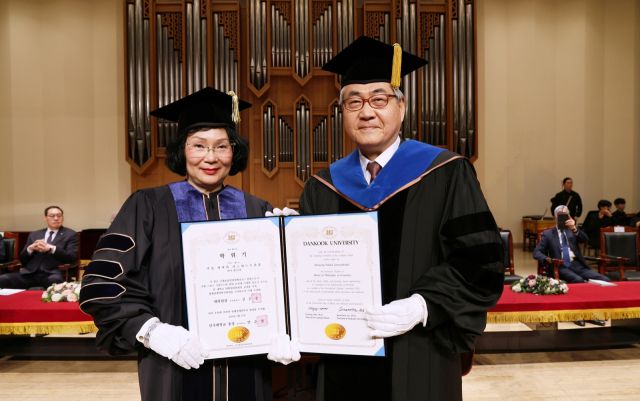 안순철 단국대 총장(오른쪽)이 23일 쿠닝 파타마 리스와드트라쿨IOC위원에게 명예경제학박사를 수여하고 기념촬영을 하고 있다. 박소민기자