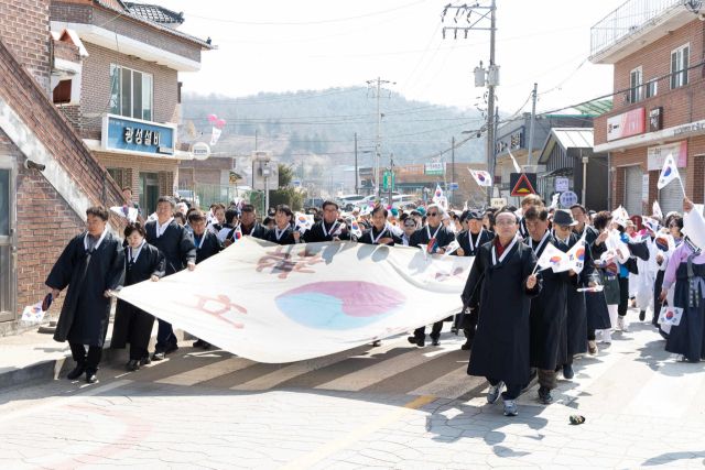 연천군이 두일리장터 항일만세운동 107주년을 맞아 백학면 항일독립운동기념탑에서 기념식을 열었다. 연천군 제공
