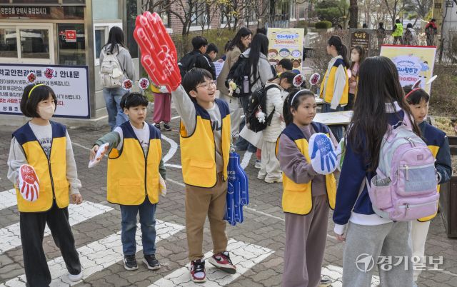 24일 오전 수원특례시 장안구 상률초등학교에서 김혜신 교장과 통통봉사단 학생들이 등교하는 학생들과 인사하고 있다. 상률초는 25일까지 '친구사랑주간'으로 지정, 등굣길에 친구와 서로 인사하고 친구의 얼굴을 그려주며 새학기를 맞은 학생들의 적응과 단합을 위해 행사를 진행하고 있다. 윤원규기자