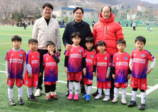 유소년축구대회에 참가한 어린이 선수들과 기념 촬영을 한 한승희 강화군의회 의장과 박용철 강화군수, 윤재상 인천시의회 의원(왼쪽부터). 강화군 제공