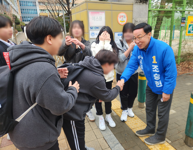 조승현 김포시장 예비후보가 일선 학교를 찾아 학생들과 대화를 나누고 있다. 조승현 김포시장 예비후보 캠프 제공