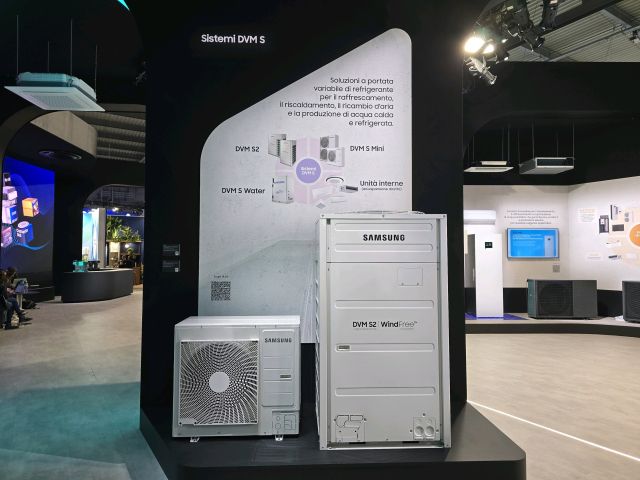 삼성전자가 24~27일 이탈리아 밀라노에서 열린 ‘MCE(Mostra Convegno Expocomfort) 2026’에 삼성부스를 마련했다. 사진은 고효율 시스템에어컨 ‘DVM’ 라인업 이미지. 삼성전자 제공