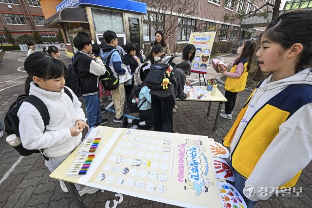 24일 오전 수원특례시 장안구 상률초등학교에서 김혜신 교장과 통통봉사단 학생들이 등교하는 학생들과 인사하고 있다. 상률초는 25일까지 '친구사랑주간'으로 지정, 등굣길에 친구와 서로 인사하고 친구의 얼굴을 그려주며 새학기를 맞은 학생들의 적응과 단합을 위해 행사를 진행하고 있다. 윤원규기자