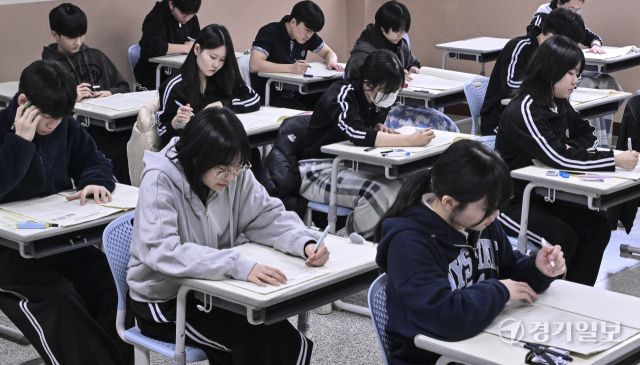 고3 수험생들의 첫 모의고사인 '2026년 3월 전국연합학력평가'가 시작된 24일 오전 화성특례시 동탄구 동탄고등학교에서 수험생들이 1교시 국어영역 시험을 치루고 있다. 홍기웅기자