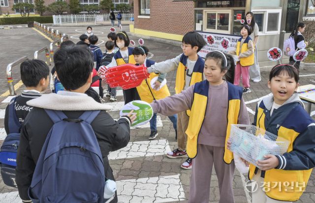 24일 오전 수원특례시 장안구 상률초등학교에서 김혜신 교장과 통통봉사단 학생들이 등교하는 학생들과 인사하고 있다. 상률초는 25일까지 '친구사랑주간'으로 지정, 등굣길에 친구와 서로 인사하고 친구의 얼굴을 그려주며 새학기를 맞은 학생들의 적응과 단합을 위해 행사를 진행하고 있다. 윤원규기자