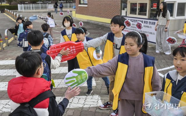 24일 오전 수원특례시 장안구 상률초등학교에서 김혜신 교장과 통통봉사단 학생들이 등교하는 학생들과 인사하고 있다. 상률초는 25일까지 '친구사랑주간'으로 지정, 등굣길에 친구와 서로 인사하고 친구의 얼굴을 그려주며 새학기를 맞은 학생들의 적응과 단합을 위해 행사를 진행하고 있다. 윤원규기자