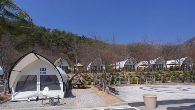 청량산 수원캠핑장 내 글램핑 시설 전경. 수원시 제공