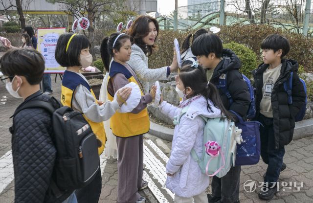 24일 오전 수원특례시 장안구 상률초등학교에서 김혜신 교장과 통통봉사단 학생들이 등교하는 학생들과 인사하고 있다. 상률초는 25일까지 '친구사랑주간'으로 지정, 등굣길에 친구와 서로 인사하고 친구의 얼굴을 그려주며 새학기를 맞은 학생들의 적응과 단합을 위해 행사를 진행하고 있다. 윤원규기자