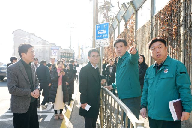 방세환 광주시장이 광남초등하교 앞 통학버스 전용 승하차구역을 방문해 비가림시설과 슬라이드형 방호울타리 등을 점검하고 있다. 광주시 제공