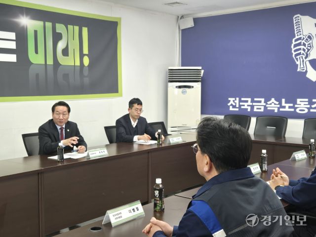 유정복 인천시장이 24일 한국GM 노조 집행부와 간담회를 하고 있다. 박상후기자