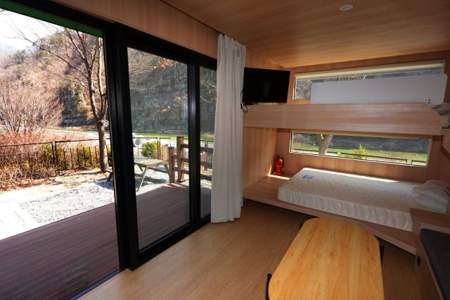 청량산 수원캠핑장 카라반 내부 모습. 수원시 제공