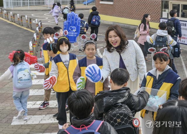 24일 오전 수원특례시 장안구 상률초등학교에서 김혜신 교장과 통통봉사단 학생들이 등교하는 학생들과 인사하고 있다. 상률초는 25일까지 '친구사랑주간'으로 지정, 등굣길에 친구와 서로 인사하고 친구의 얼굴을 그려주며 새학기를 맞은 학생들의 적응과 단합을 위해 행사를 진행하고 있다. 윤원규기자