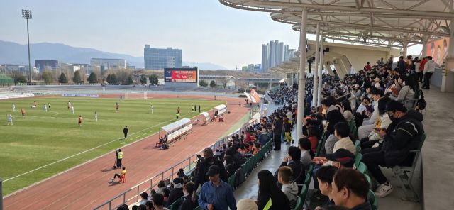 포천종합운동장에서 열린 2026 K3리그 홈 개막전에서 많은 시민이 관전하고 있다. 포천시 제공