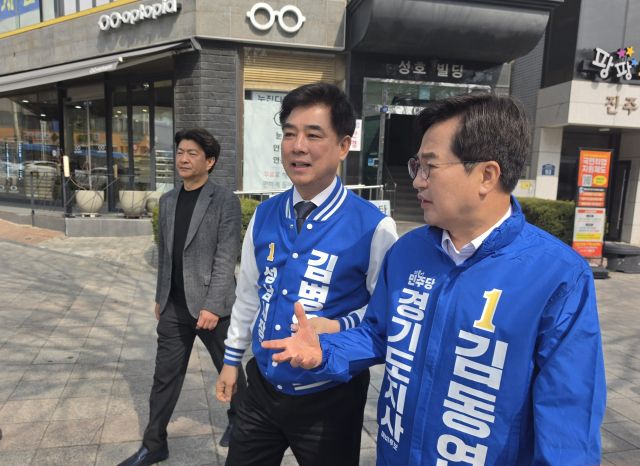 김동연 더불어민주당 경기도지사 경선 후보가 24일 김병욱 더불어민주당 성남시장 후보 선거사무소를 찾아 ㅇ이야기를 나누고 있다. 오민주 기자