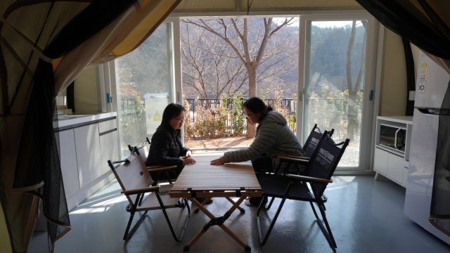 수원시 관계자들이 청량산 수원캠핑장 글램핑 시설에서 대화를 나누고 있다. 수원시 제공