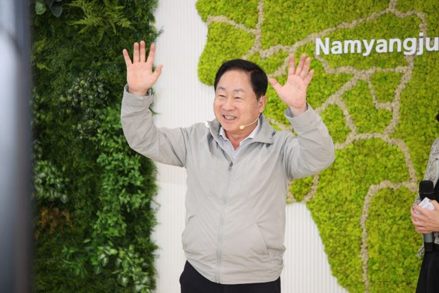 스마트경로당 스튜디오 화상 교육 프로그램에 참석 중인 주광덕 시장. 남양주시 제공