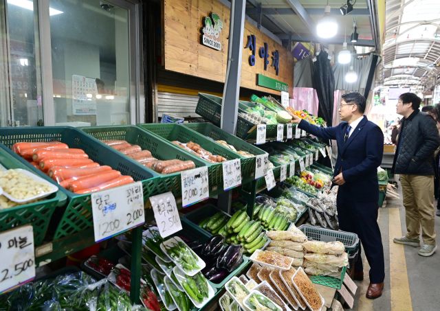 김대순 경기도 행정2부지사가 24일 오산시 오색시장에서 상인들과 소통하고 있다. 경기도 제공