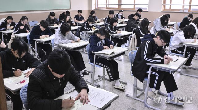 고3 수험생들의 첫 모의고사인 '2026년 3월 전국연합학력평가'가 시작된 24일 오전 화성특례시 동탄구 동탄고등학교에서 수험생들이 1교시 국어영역 시험을 치루고 있다. 홍기웅기자