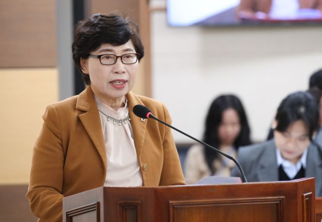 장성숙 인천시의원(더불어민주당·비례)이 24일 제307회 인천시의회 임시회의 건설교통위원회의에서 ‘인천도시철도 1호선 송도8공구 연장사업 신속 추진 촉구 건의안’을 대표 발의하고 있다. 인천시의회 제공