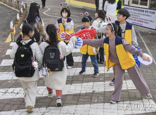 24일 오전 수원특례시 장안구 상률초등학교에서 김혜신 교장과 통통봉사단 학생들이 등교하는 학생들과 인사하고 있다. 상률초는 25일까지 '친구사랑주간'으로 지정, 등굣길에 친구와 서로 인사하고 친구의 얼굴을 그려주며 새학기를 맞은 학생들의 적응과 단합을 위해 행사를 진행하고 있다. 윤원규기자