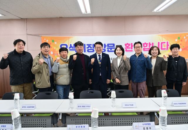 김대순 경기도 행정2부지사(가운데)가 24일 경기 살리기 통큰세일이 진행중인 오산시 오색시장을 찾아 소상공인들과 기념촬영을 하고 있다. 경기도 제공