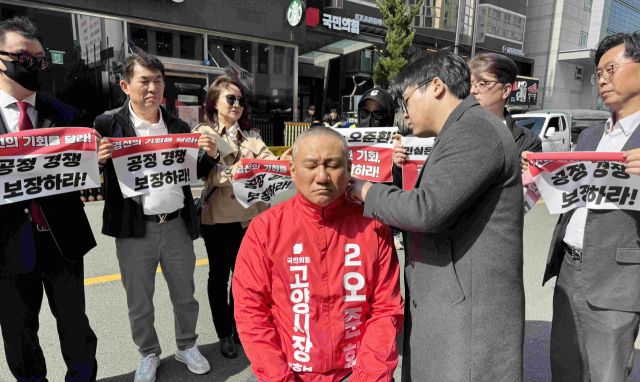 오준환 국민의힘 고양시장 예비후보가 국민의힘 중앙당사 앞에서 고양시장 후보 경선 배제에 항의하며 삭발식을 하고 있다. 오준환 국민의힘 고양시장 예비후보 캠프 제공