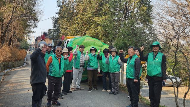 새마을지도자 사우동협의회·부녀회 회원들이 환경정화 활동에 앞서 기념촬영을 하고 있다. 사우동 제공