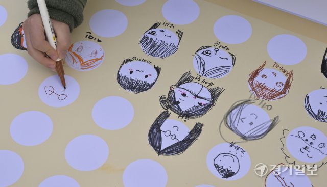 24일 오전 수원특례시 장안구 상률초등학교에서 김혜신 교장과 통통봉사단 학생들이 등교하는 학생들과 인사하고 있다. 상률초는 25일까지 '친구사랑주간'으로 지정, 등굣길에 친구와 서로 인사하고 친구의 얼굴을 그려주며 새학기를 맞은 학생들의 적응과 단합을 위해 행사를 진행하고 있다. 윤원규기자