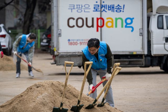 홍용준 쿠팡로지스틱스서비스(CLS) 대표이사가 직원들과 함께 아동복지시설 ‘이삭의집’ 운동장 정비 봉사 활동을 하고 있다. 쿠팡 제공