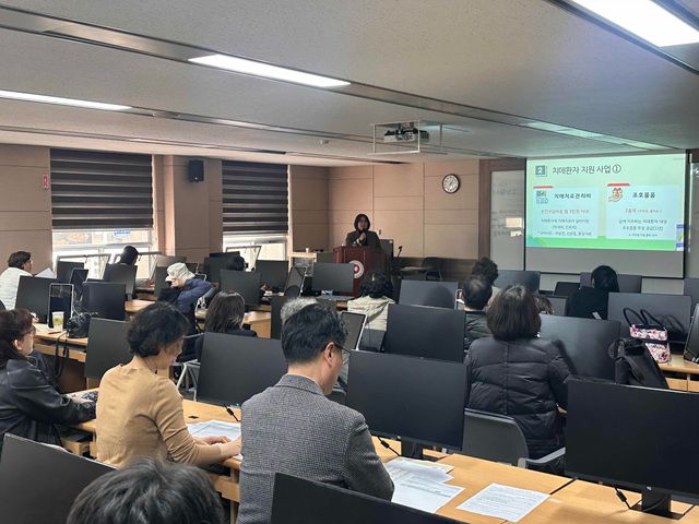 만안치매안심센터가 국민건보공단 안양운영센터와 함께 장기요양 급여이용설명회에서 치매안심센터를 상세히 안내했다. 안양시 제공