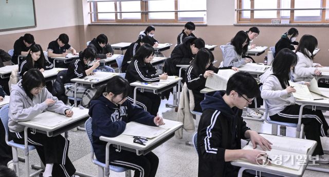 고3 수험생들의 첫 모의고사인 '2026년 3월 전국연합학력평가'가 시작된 24일 오전 화성특례시 동탄구 동탄고등학교에서 수험생들이 1교시 국어영역 시험을 치루고 있다. 홍기웅기자