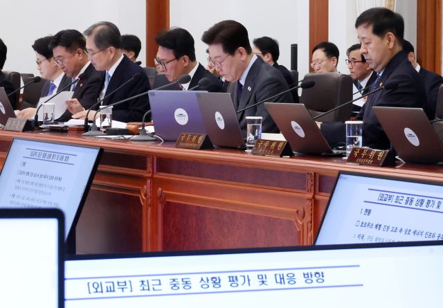 이재명 대통령이 24일 청와대에서 열린 국무회의에서 외교부의 중동 상황 관련 대응 현황 보고를 받고 있다. 연합뉴스