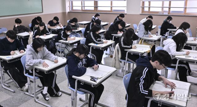 고3 수험생들의 첫 모의고사인 '2026년 3월 전국연합학력평가'가 시작된 24일 오전 화성특례시 동탄구 동탄고등학교에서 수험생들이 1교시 국어영역 시험을 치루고 있다. 홍기웅기자
