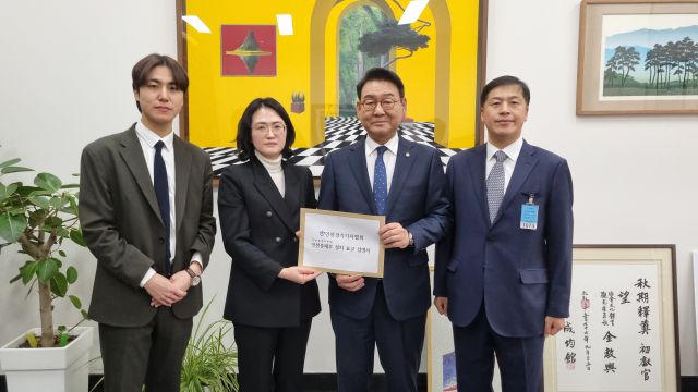 권순정 인천경기기자협회장(왼쪽에서 2번째)이 24일 국회에서 김교흥 문광위원장(왼쪽에서 3번째)에게 언론중재위원회 인천중재부 신설을 위한 성명서를 전달한 뒤 기념사진을 촬영하고 있다. 협회 제공