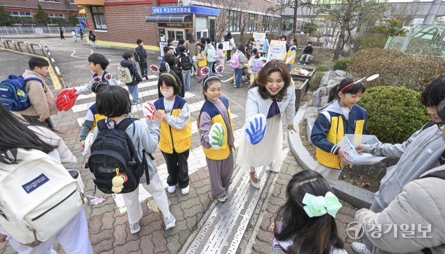 24일 오전 수원특례시 장안구 상률초등학교에서 김혜신 교장과 통통봉사단 학생들이 등교하는 학생들과 인사하고 있다. 상률초는 25일까지 '친구사랑주간'으로 지정, 등굣길에 친구와 서로 인사하고 친구의 얼굴을 그려주며 새학기를 맞은 학생들의 적응과 단합을 위해 행사를 진행하고 있다. 윤원규기자